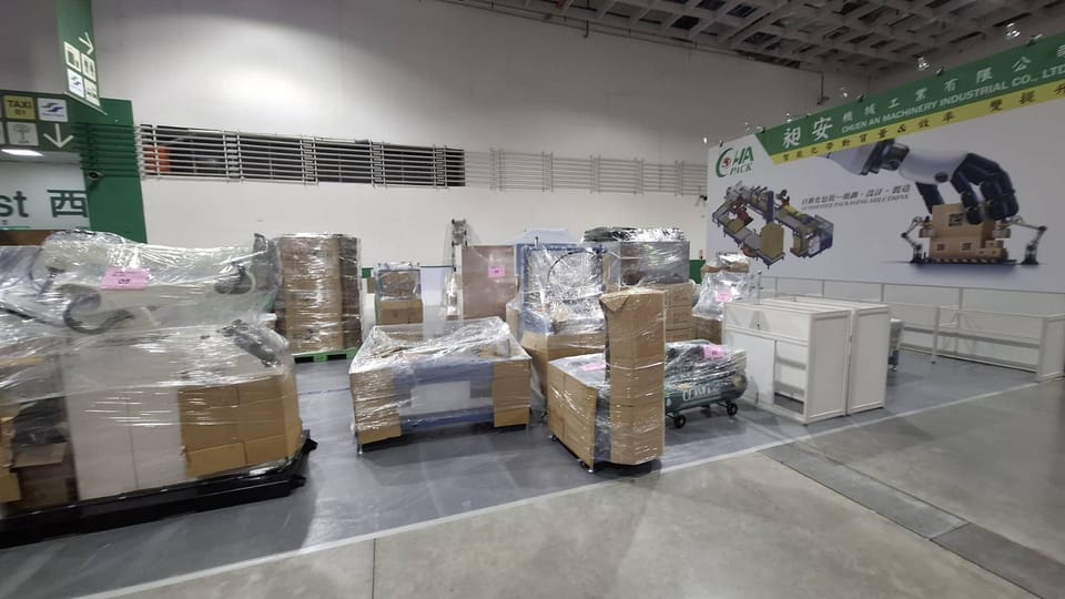 展場內包裝完成的機械設備與展品