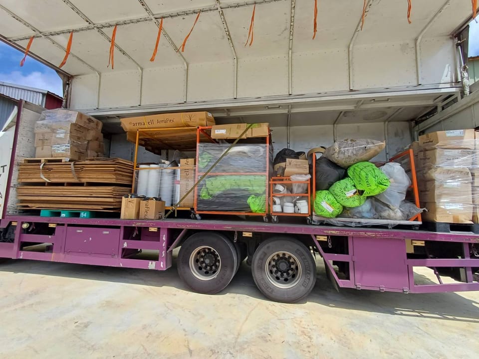 工廠物料與設備裝載於鷗翼貨車